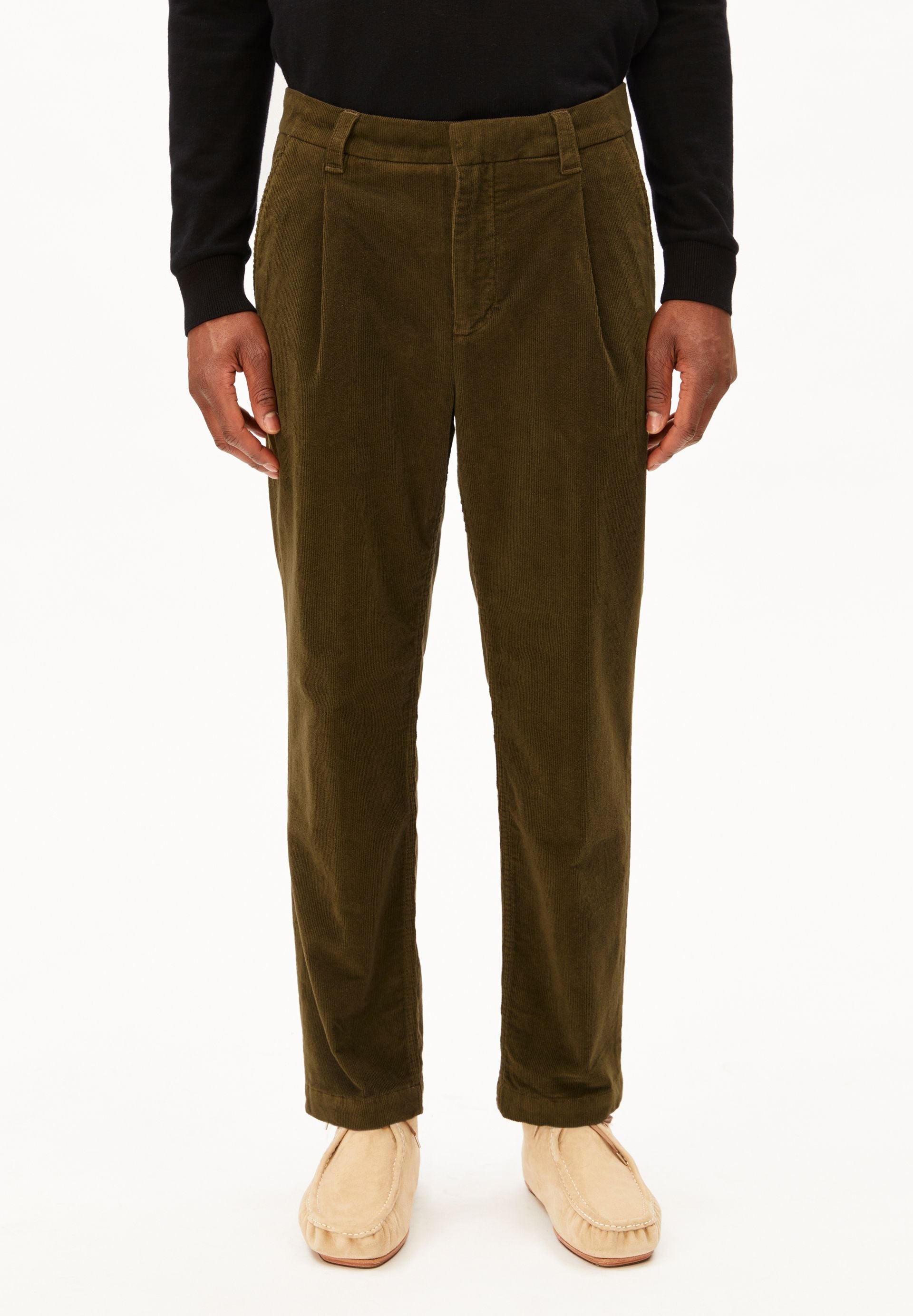 pantalon en velours de coton bio taamir corduroy pleated  beige kaki armedangels homme pantalon velours taamir coton bio kaki l armoire poethique 1