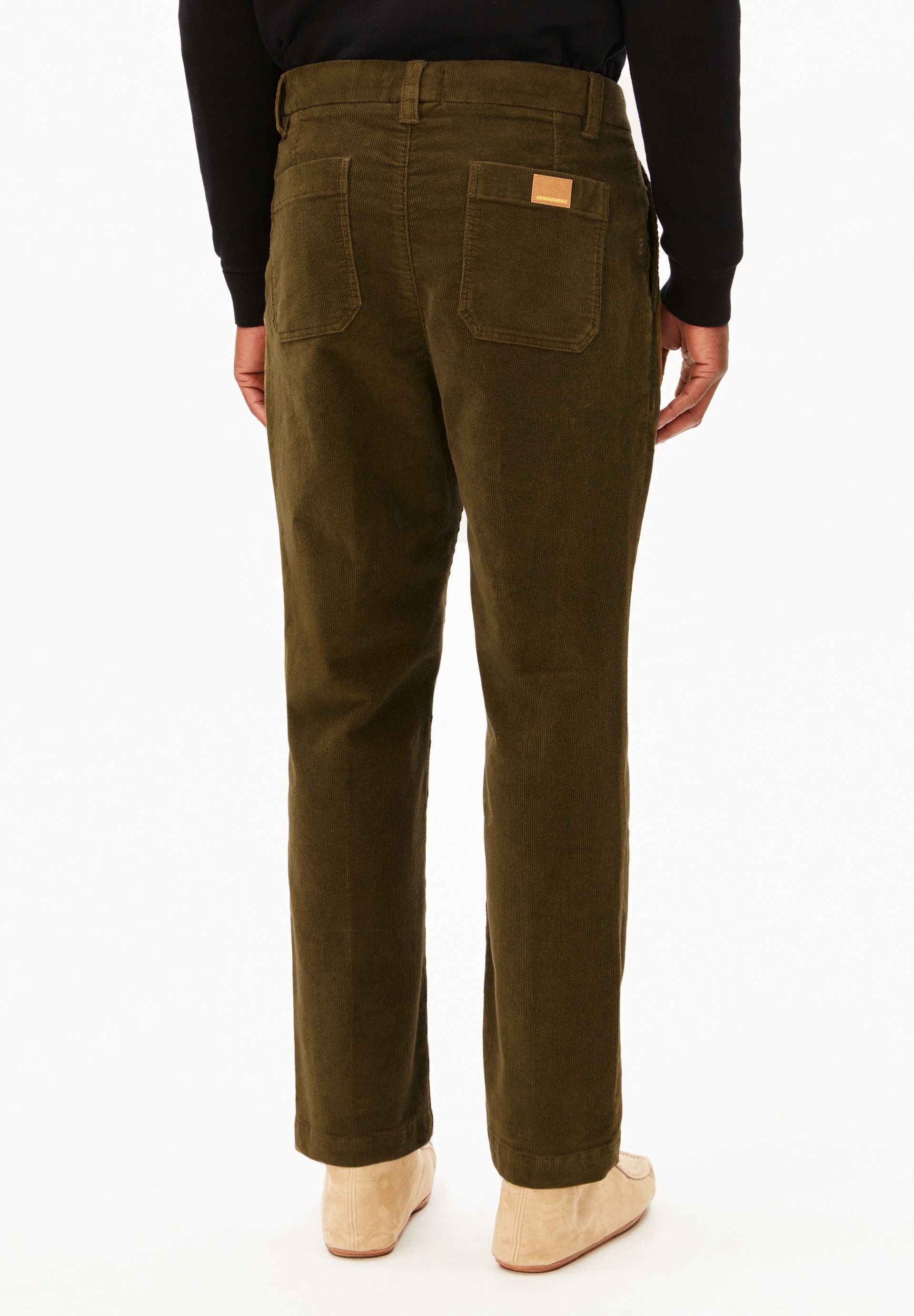 pantalon en velours de coton bio taamir corduroy pleated  beige kaki armedangels homme pantalon velours taamir coton bio kaki l armoire poethique 2