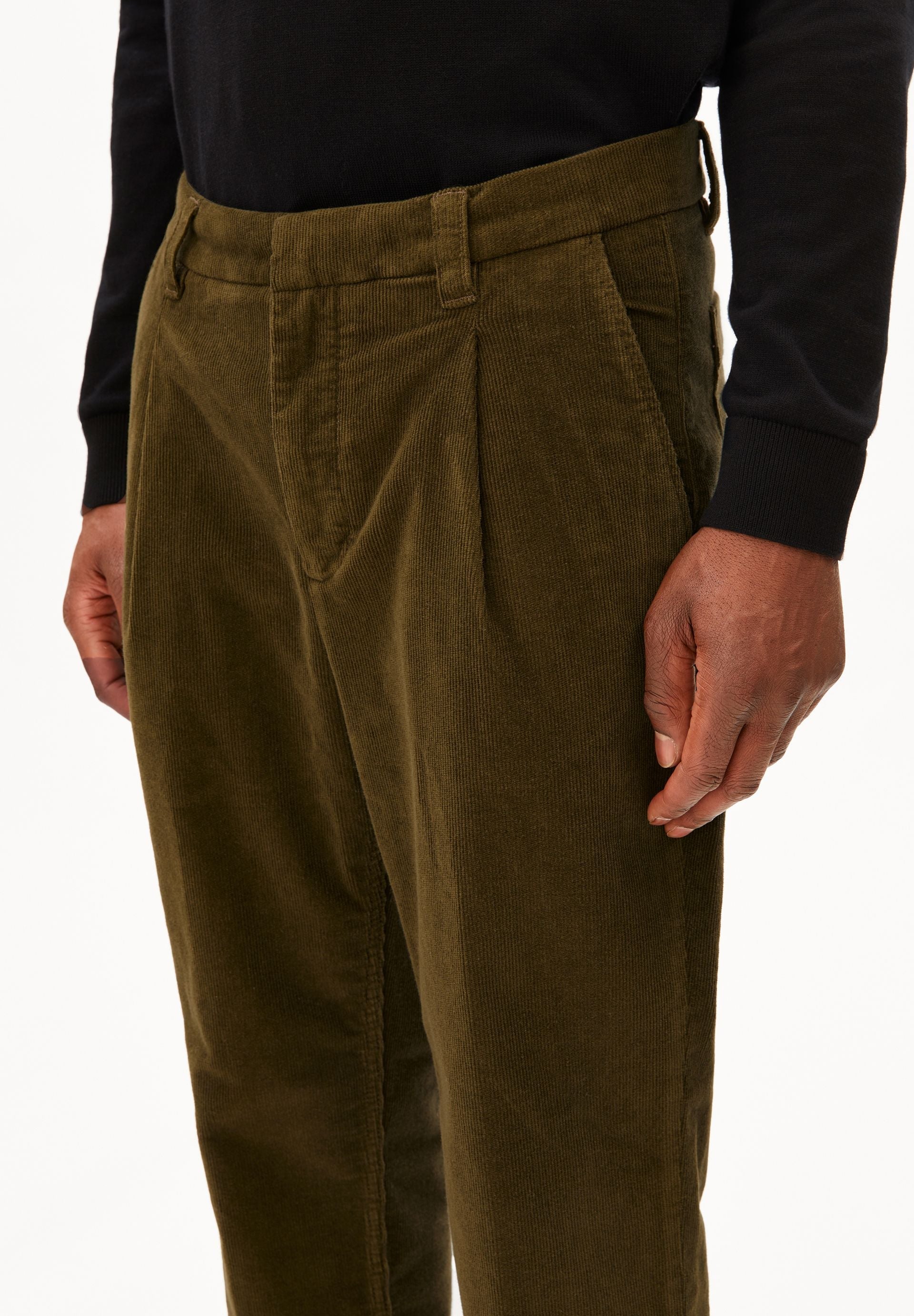 pantalon en velours de coton bio taamir corduroy pleated  beige kaki armedangels homme pantalon velours taamir coton bio kaki l armoire poethique 3