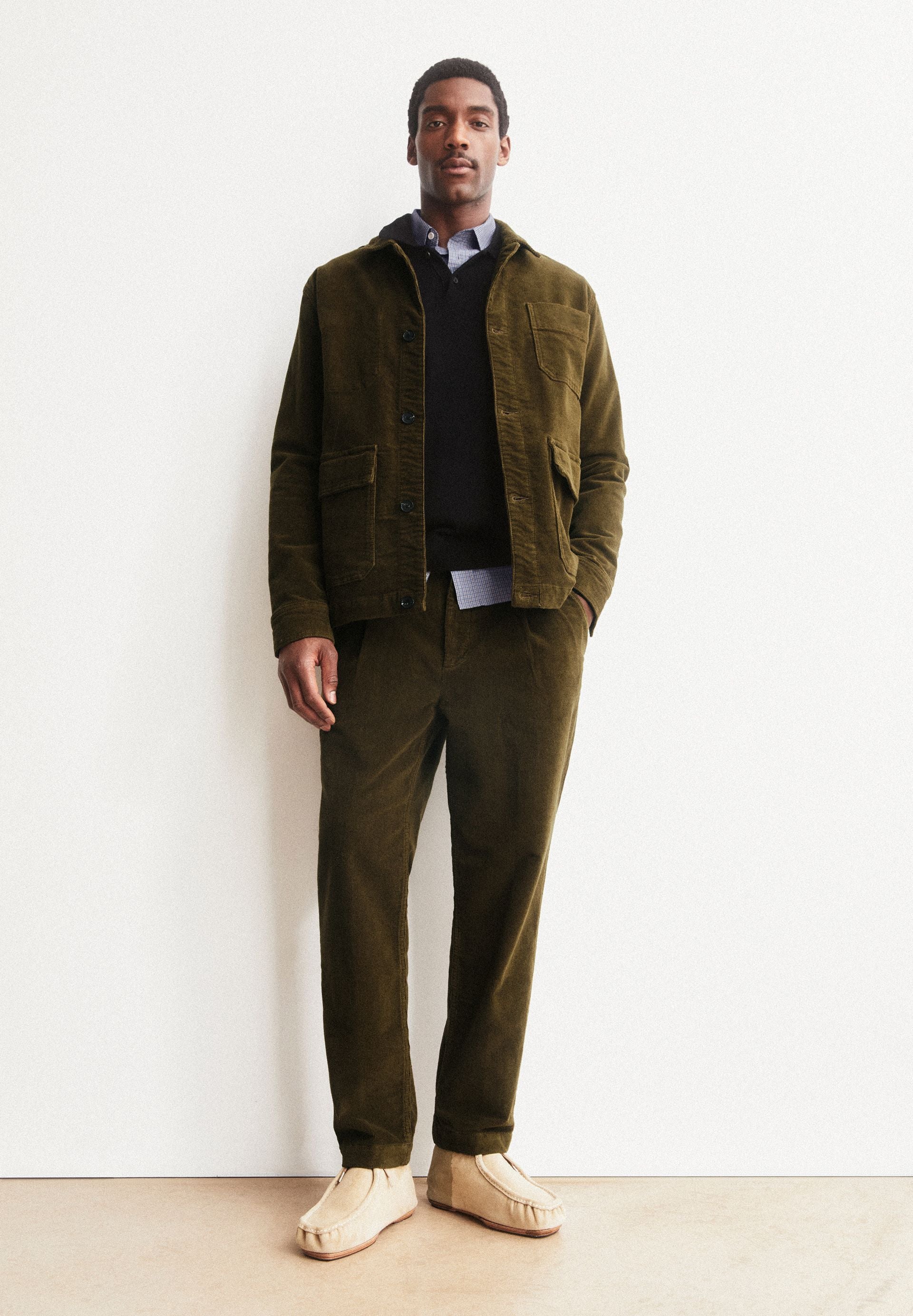 pantalon en velours de coton bio taamir corduroy pleated  beige kaki armedangels homme pantalon velours taamir coton bio kaki l armoire poethique 4