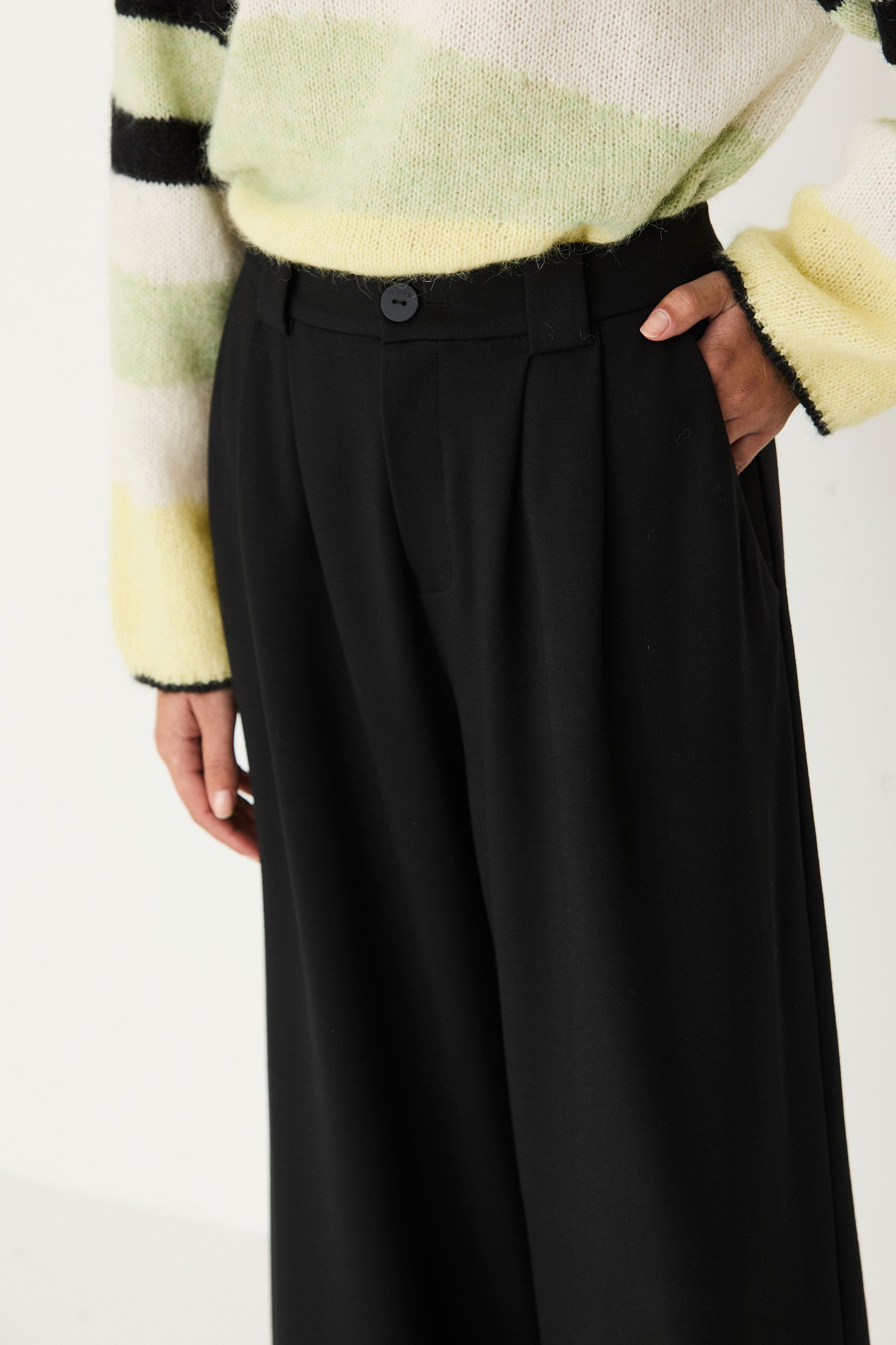 pantalon large en tencel modal nia  noir skfk femme pantalon large nia tencel modal noir l armoire poethique 2