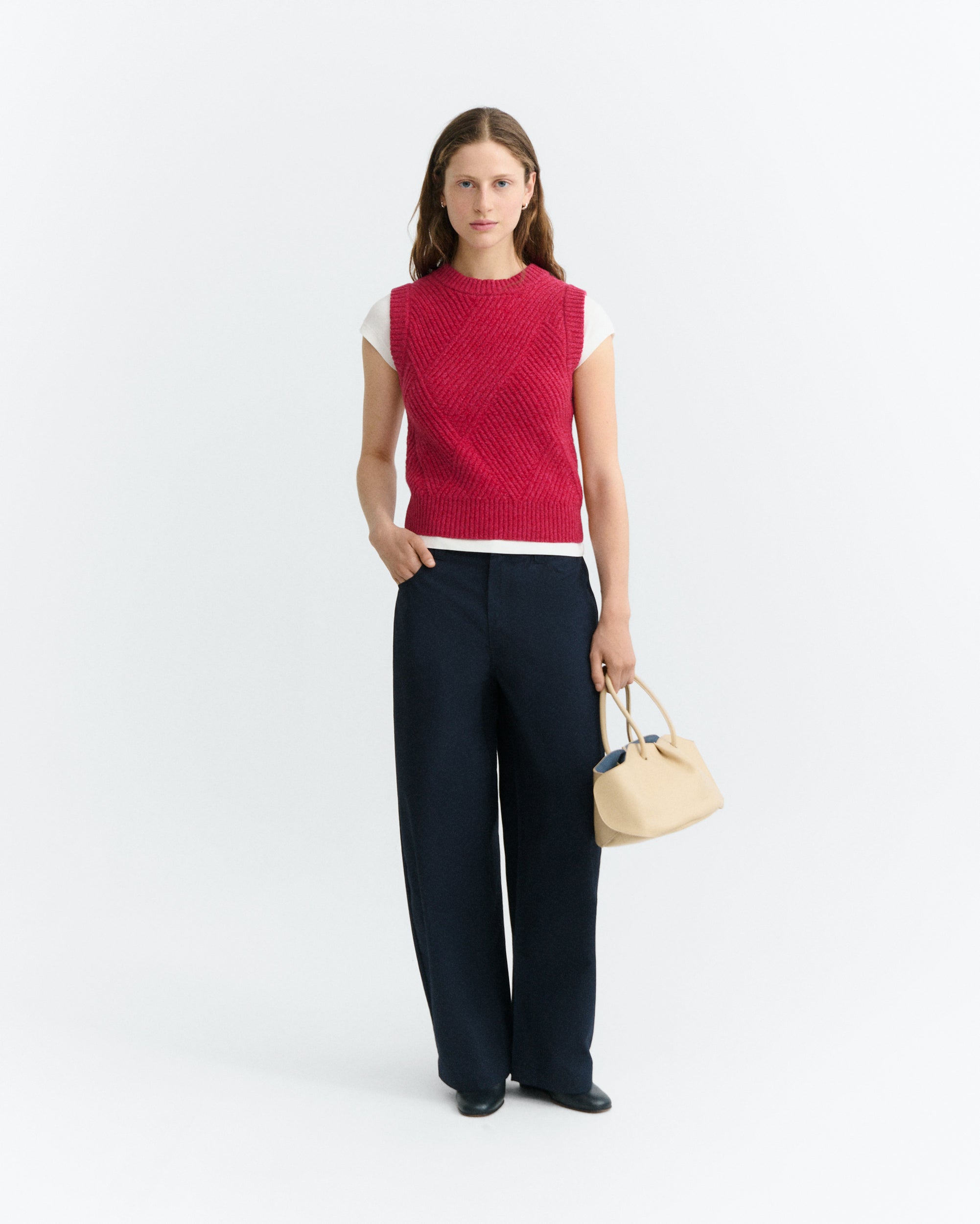 pull sans manches en laine kaia  rouge rose thinking mu femme pull sans manches kaia laine rouge rose l armoire poethique 2