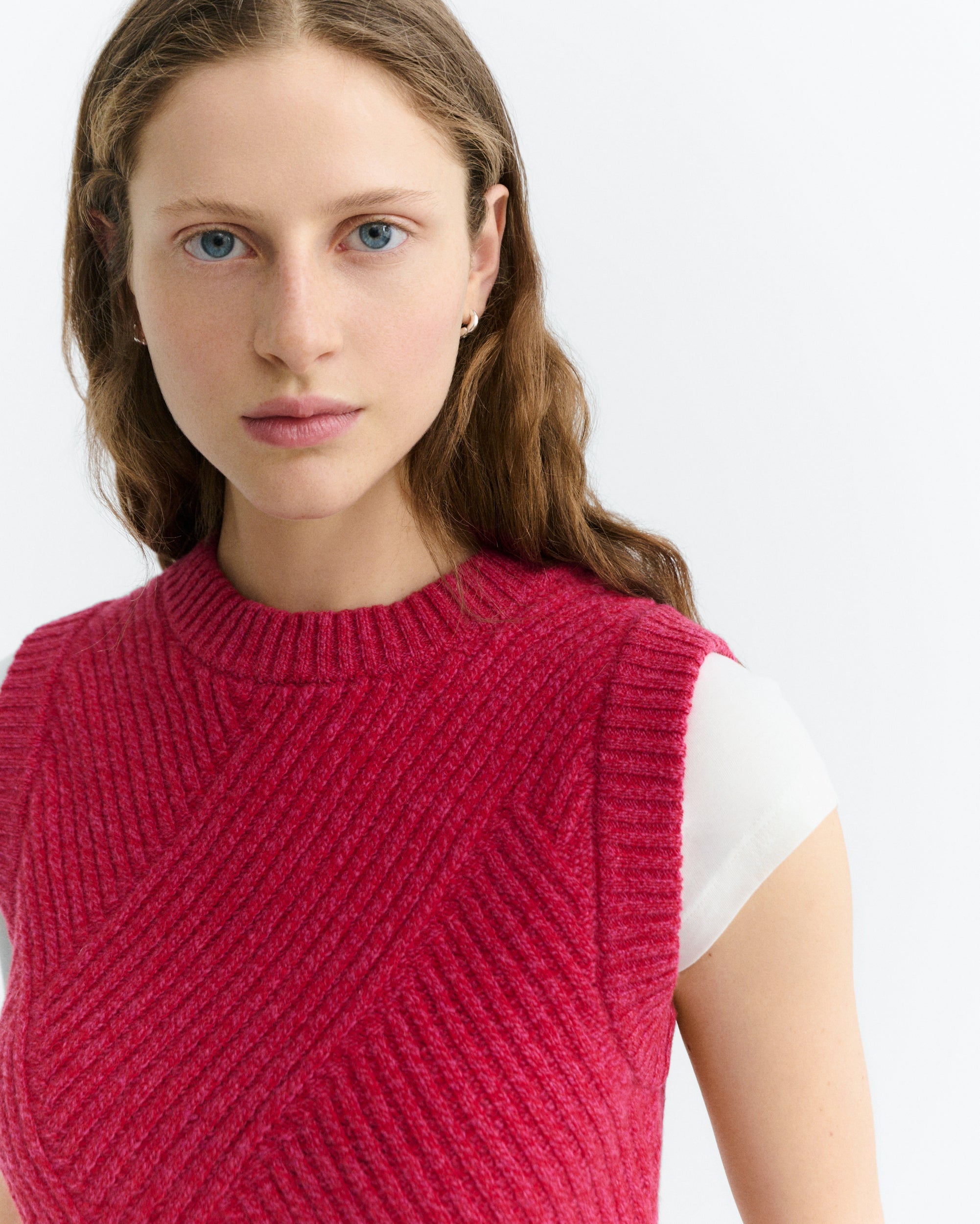 pull sans manches en laine kaia  rouge rose thinking mu femme pull sans manches kaia laine rouge rose l armoire poethique 4