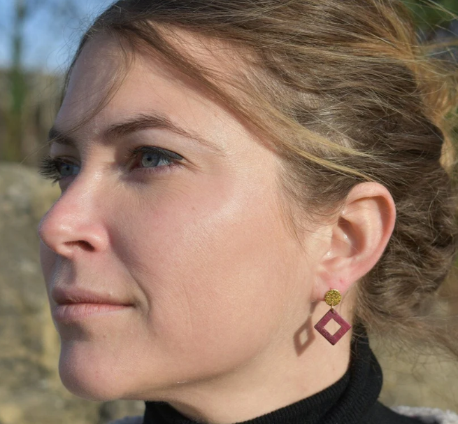 racines femme boucles oreille clous carr   dor   amarante l armoire poethique  1 