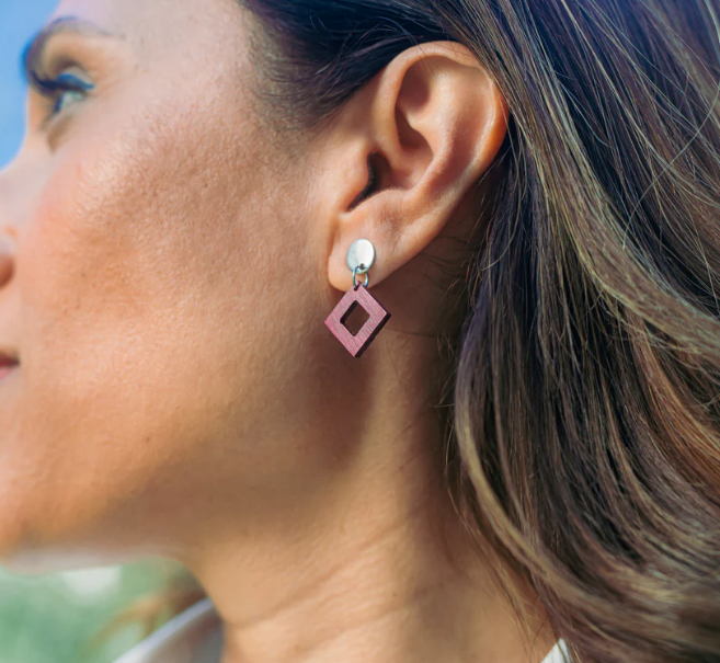 racines femme boucles oreille clous carr   dor   amarante l armoire poethique  4 