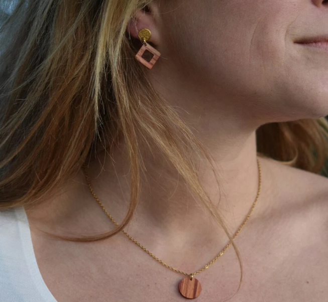 racines femme boucles oreille clous carr   dor   bois de rose l armoire poethique  1 