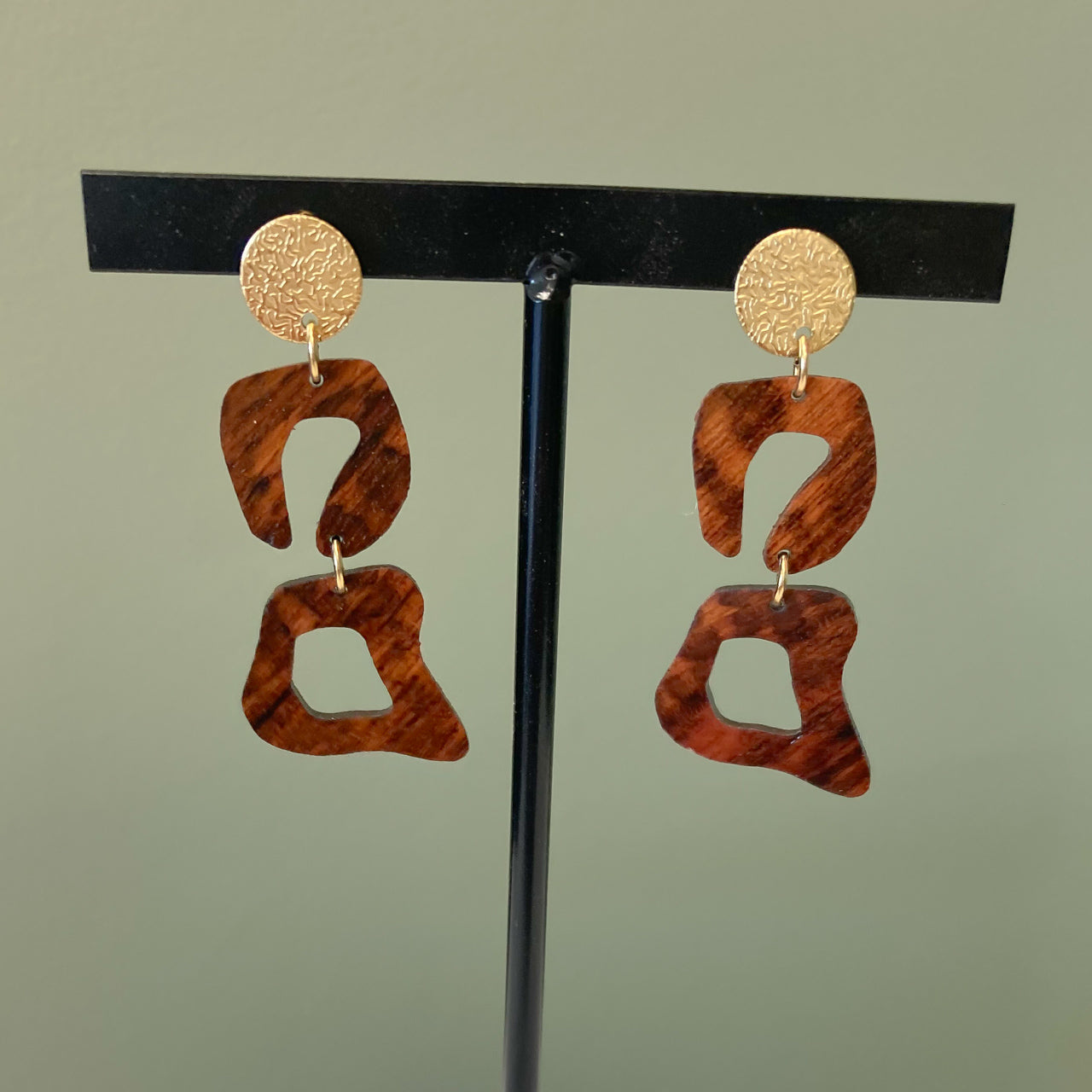 racines femme boucles oreille clous leopard dor   amourette l armoire poethique