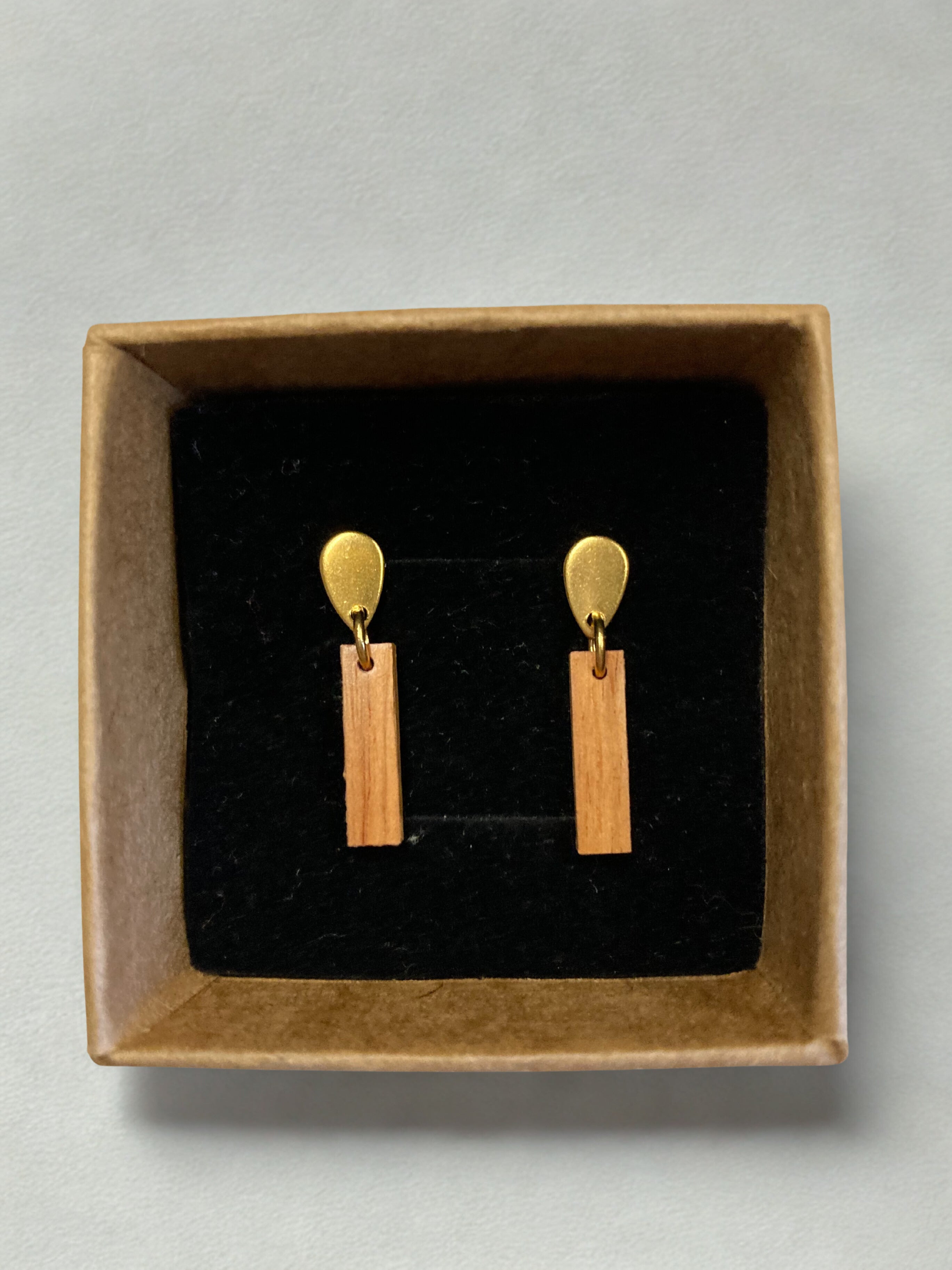 racines femme boucles oreille clous petite barre bois rose l armoire poethique  1 