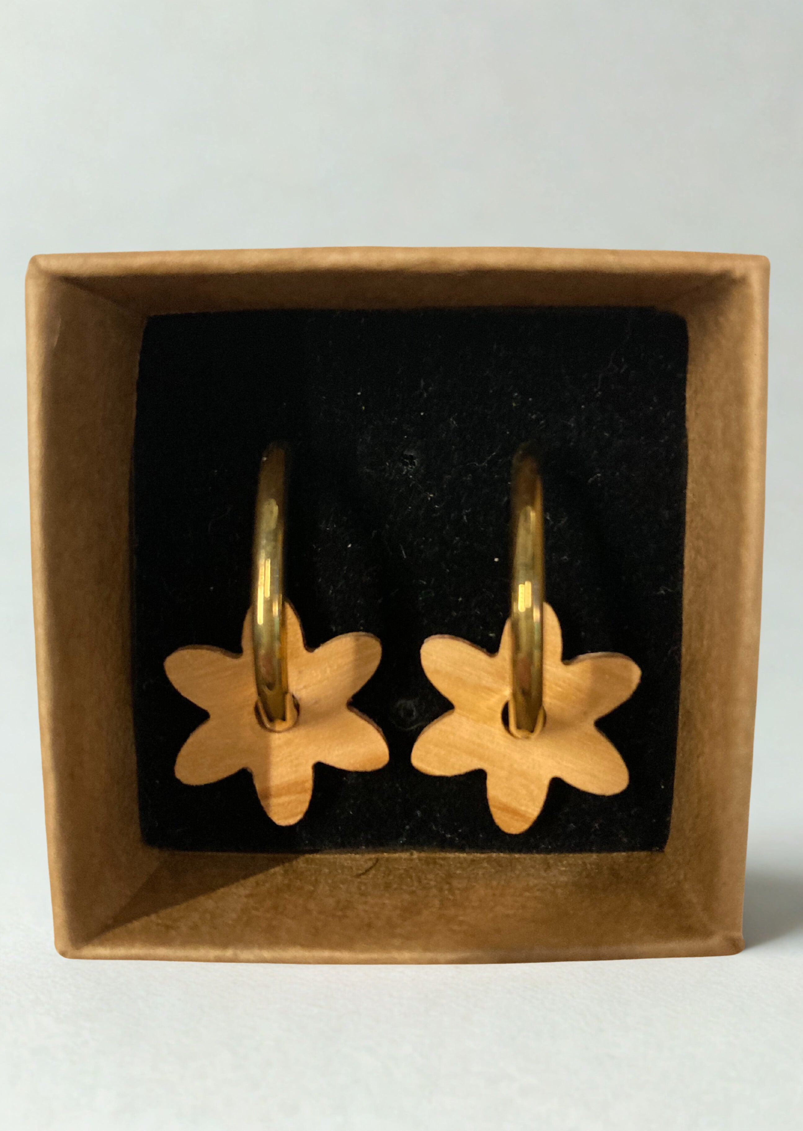 racines femme boucles oreille grande creole fleur olivier l armoire poethique