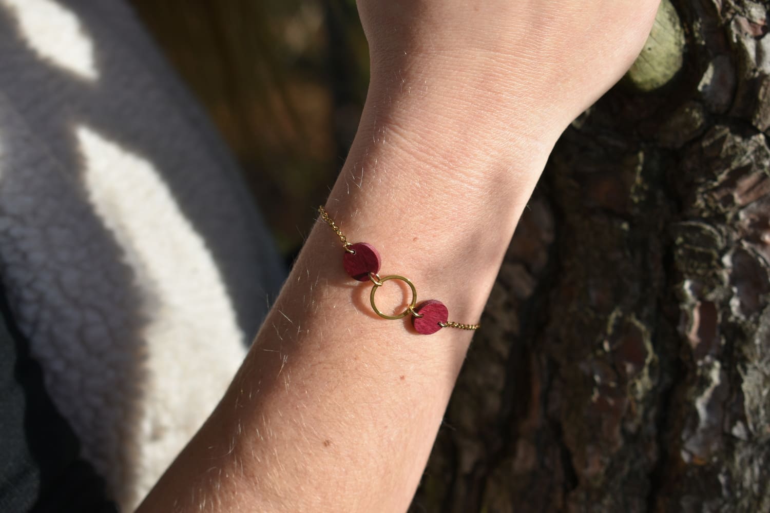 Bracelet en chutes de bois précieux rond réglable · doré