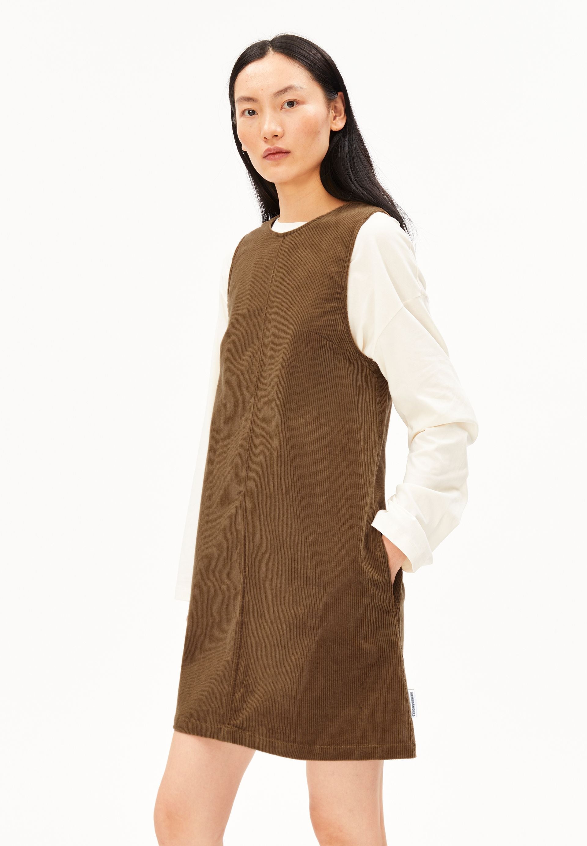 robe courte sans manches en velours de coton bio corduroy r neck mini  camel armedangels femme robe courte sans manches velours coton bio camel l armoire poethique 1
