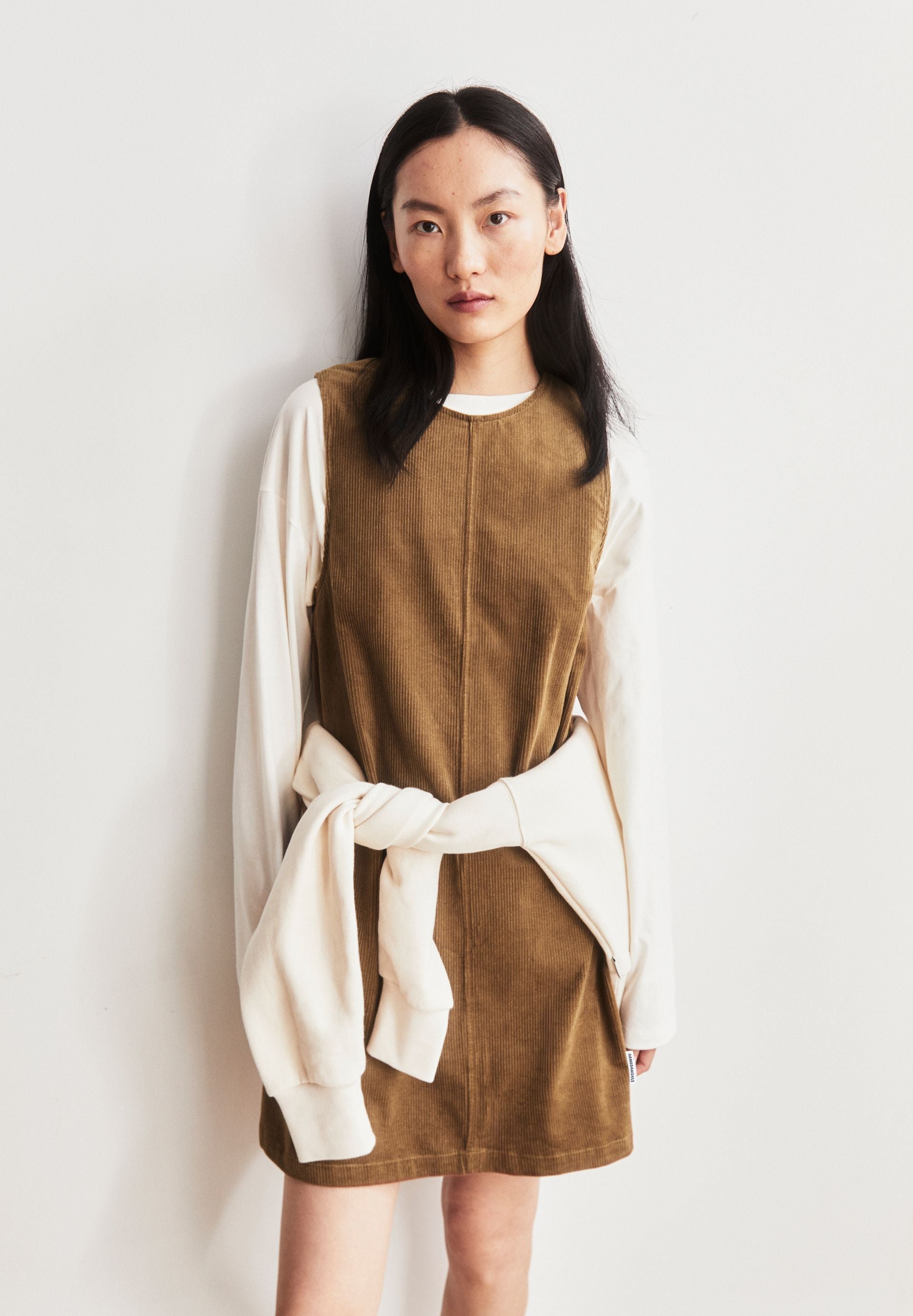 robe courte sans manches en velours de coton bio corduroy r neck mini  camel armedangels femme robe courte sans manches velours coton bio camel l armoire poethique 4
