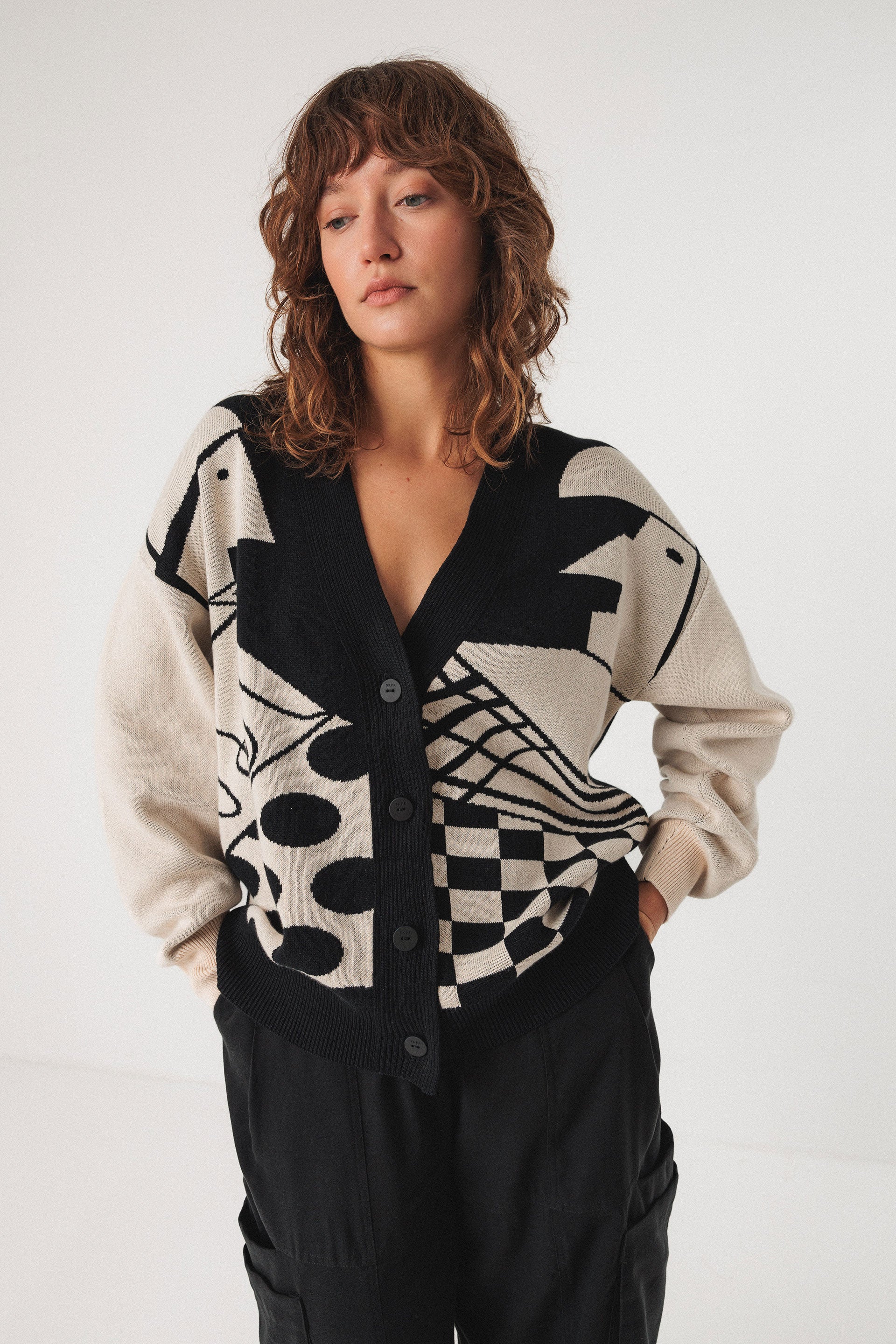 skfk femme cardigan batirtze coton bio noir blanc l armoire poethique  4 