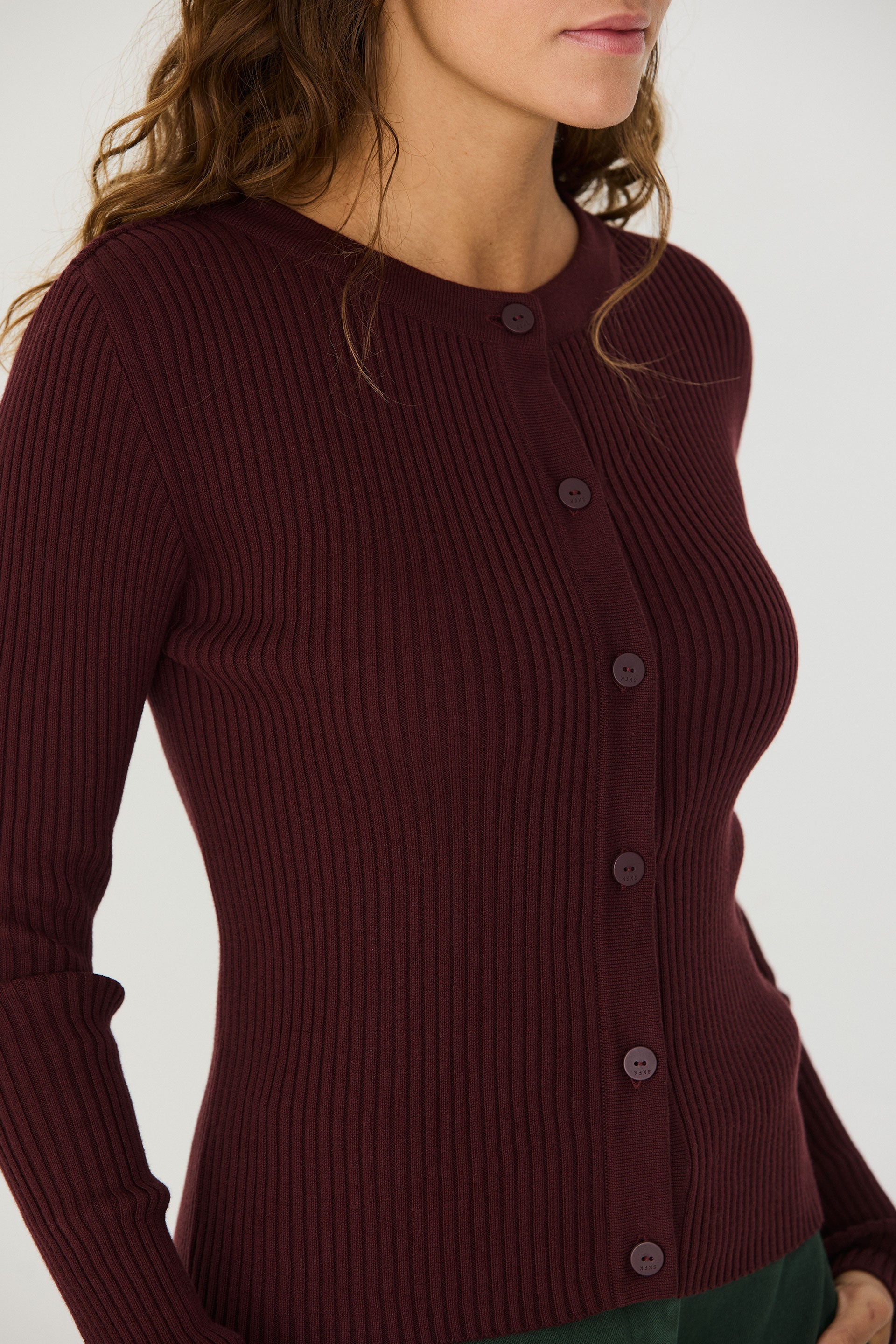 skfk femme cardigan col rond ekilore bordeaux coton bio l armoire poethique  3 