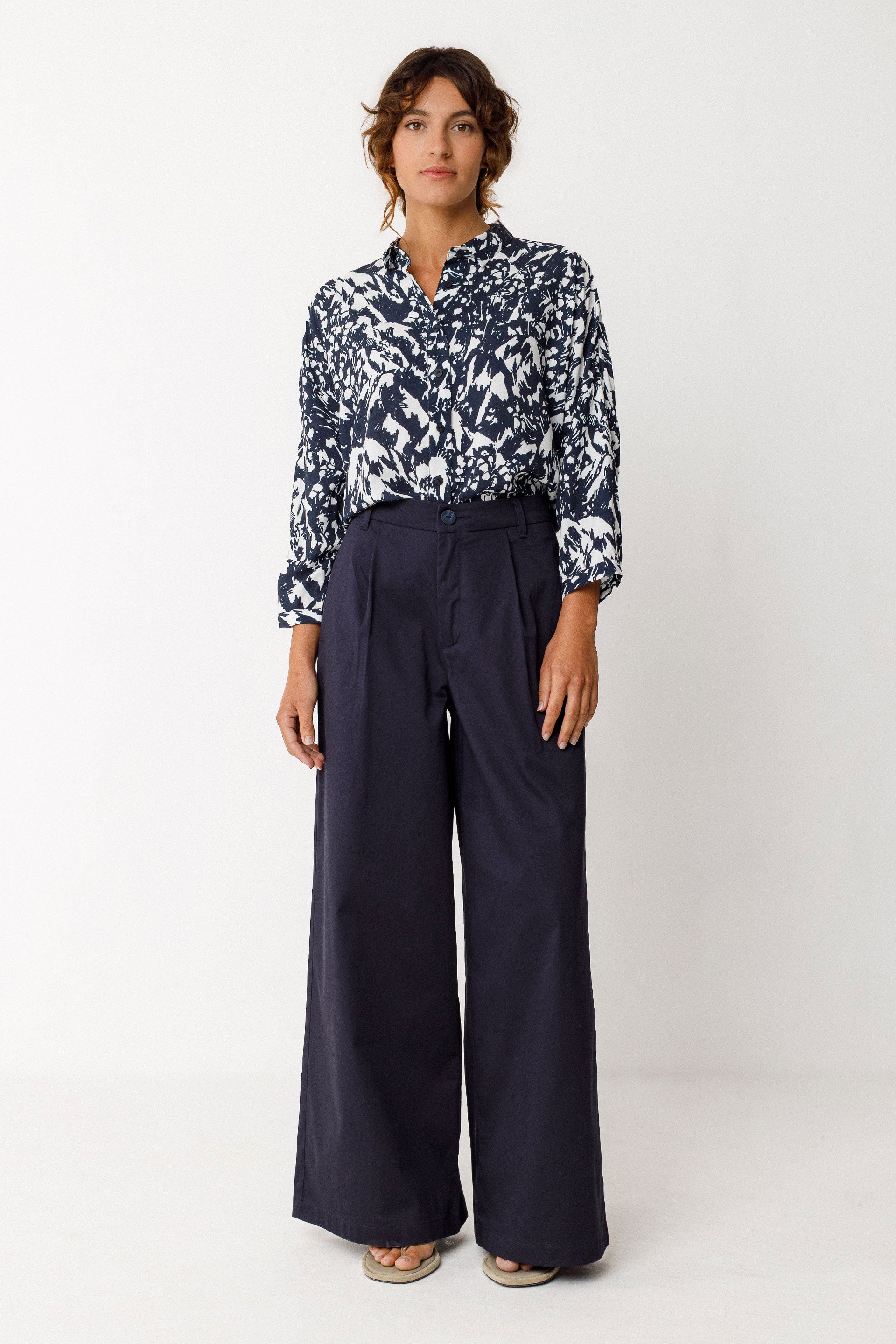 skfk femme pantalon ena bleu marine coton bio l armoire poethique  1 