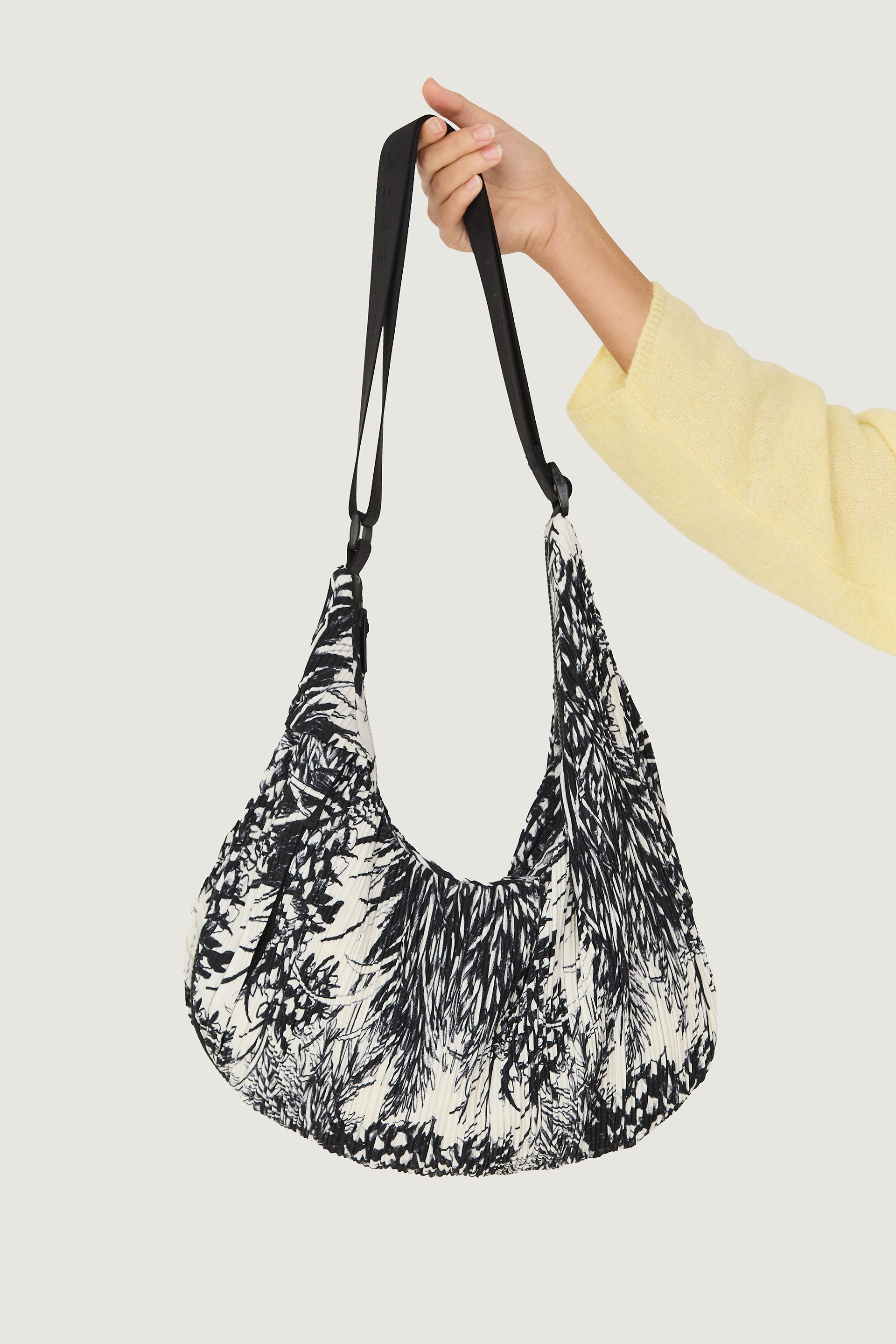 skfk femme sac besace kalamua polyester recycl   blanc noir l armoire poethique  1 