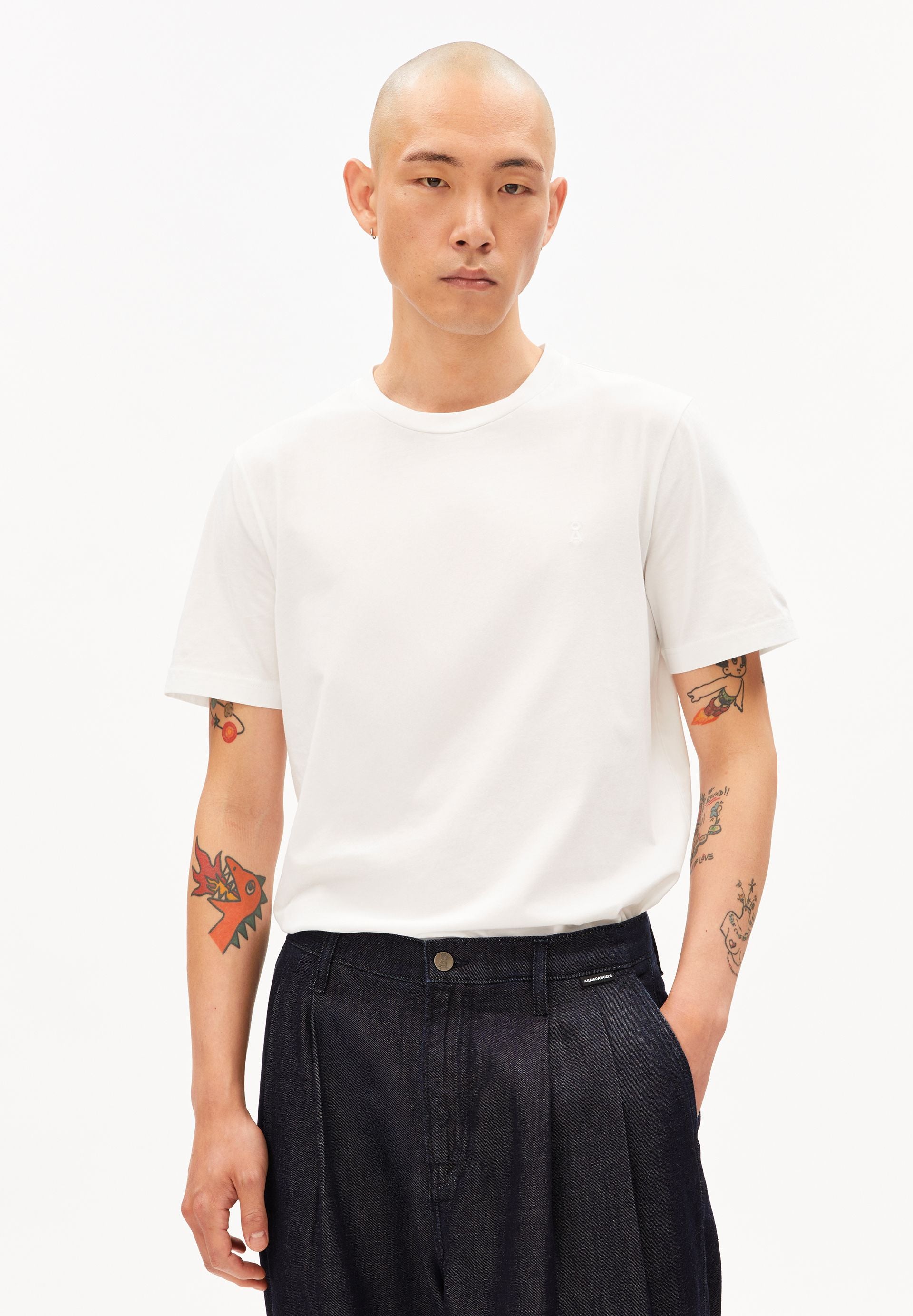 tee shirt basique en coton bio jaames  blanc armedangels homme tee shirt jaames coton bio blanc l armoire poethique 1