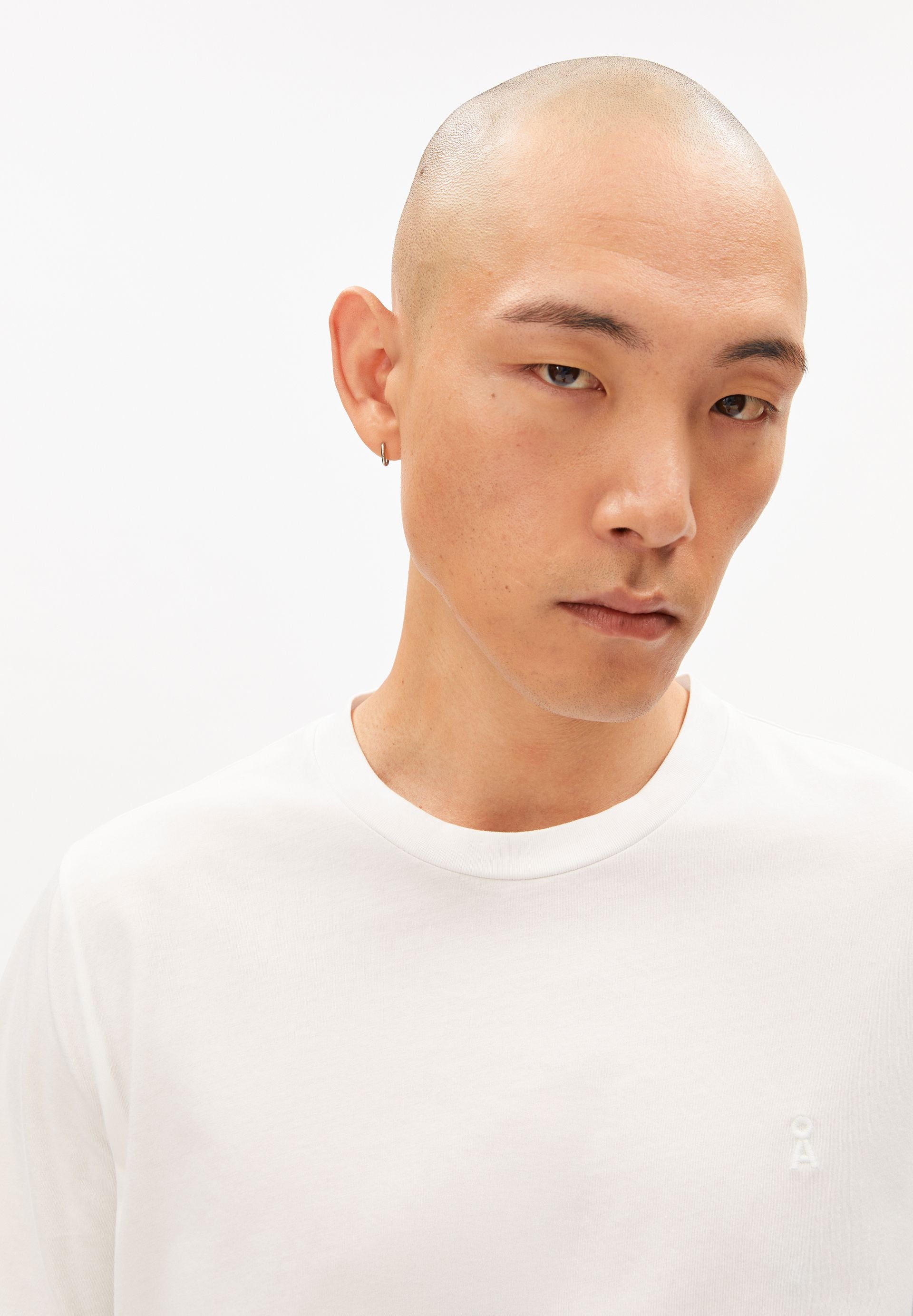 tee shirt basique en coton bio jaames  blanc armedangels homme tee shirt jaames coton bio blanc l armoire poethique 3