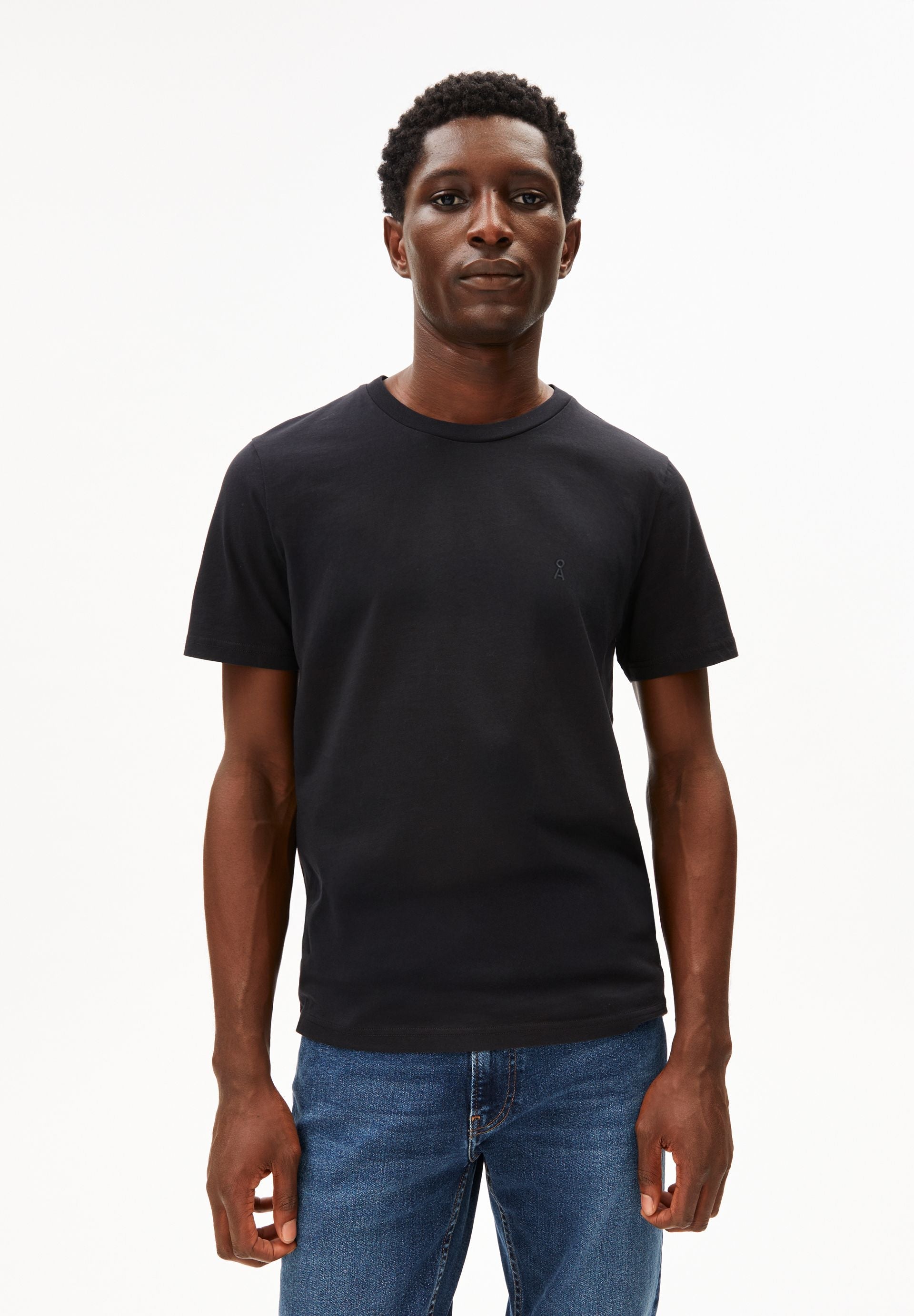 tee shirt basique en coton bio jaames  noir armedangels homme tee shirt jaames coton bio noir l armoire poethique 1