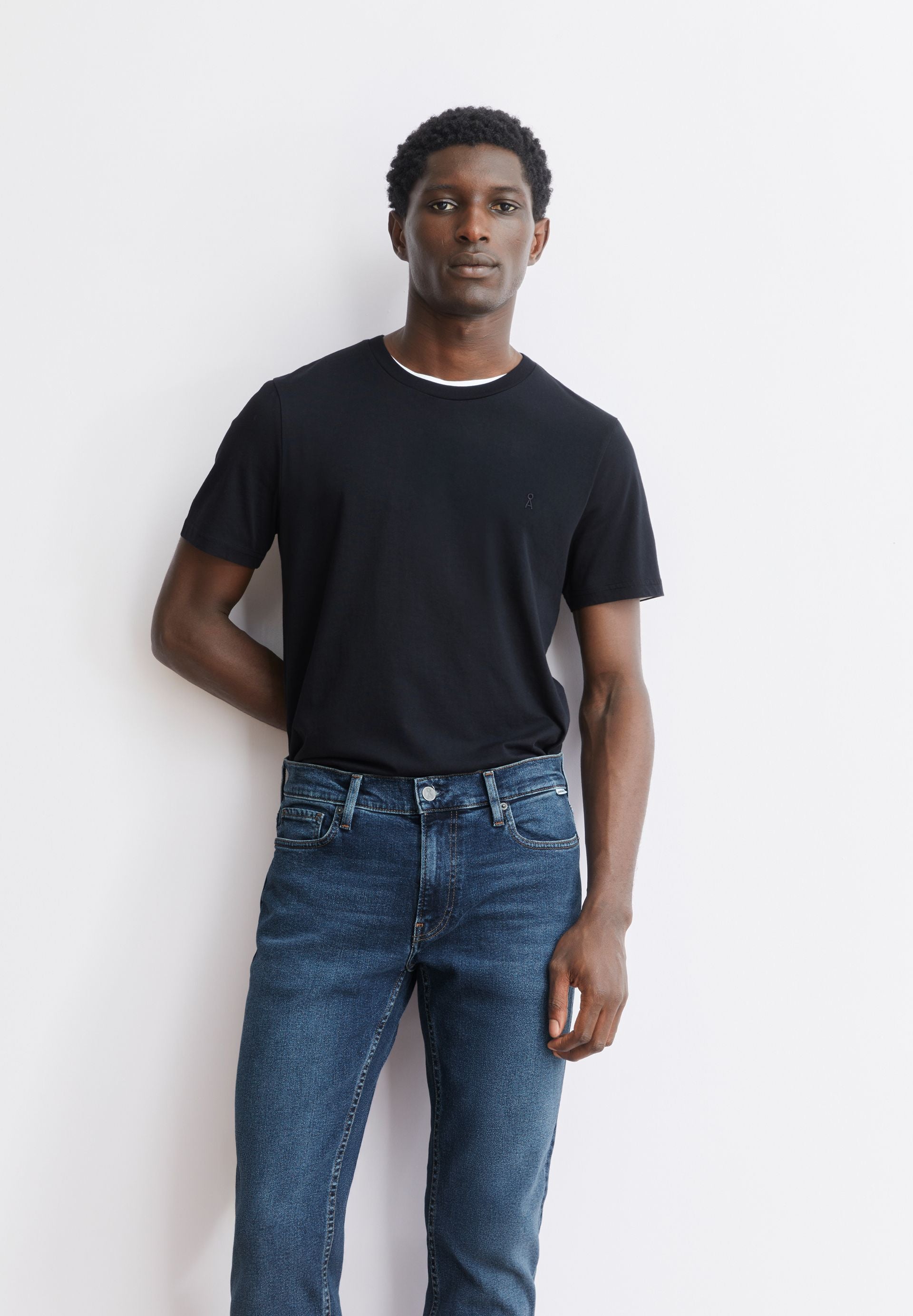 tee shirt basique en coton bio jaames  noir armedangels homme tee shirt jaames coton bio noir l armoire poethique 4