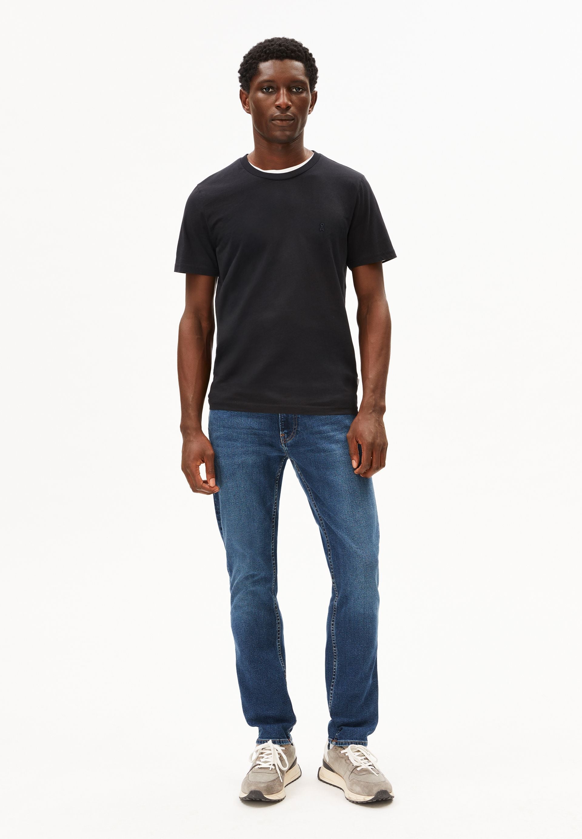 tee shirt basique en coton bio jaames  noir armedangels homme tee shirt jaames coton bio noir l armoire poethique 5