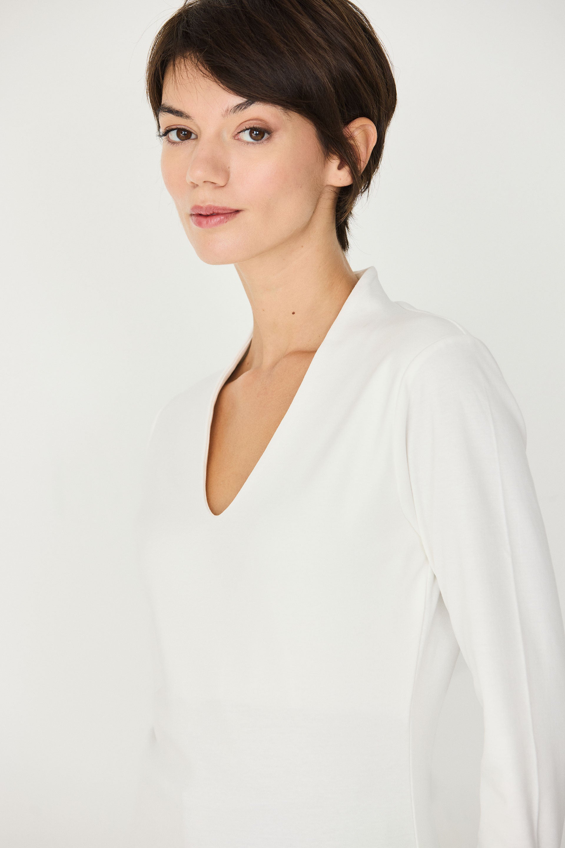tee shirt col v  manches longues en coton bio inge  blanc skfk femme tee shirt col v inge coton bio blanc l armoire poethique 1