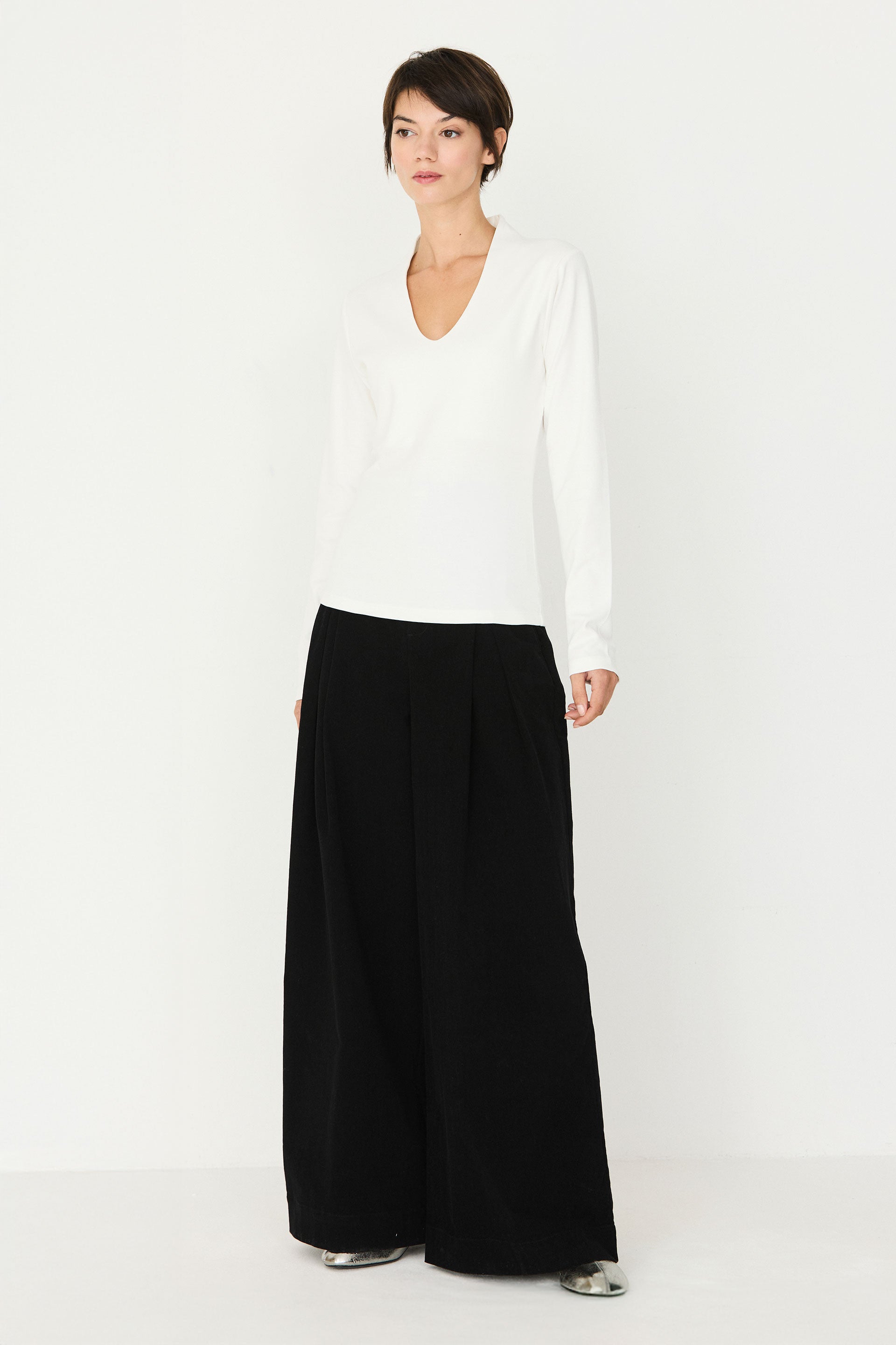 tee shirt col v  manches longues en coton bio inge  blanc skfk femme tee shirt col v inge coton bio blanc l armoire poethique 2