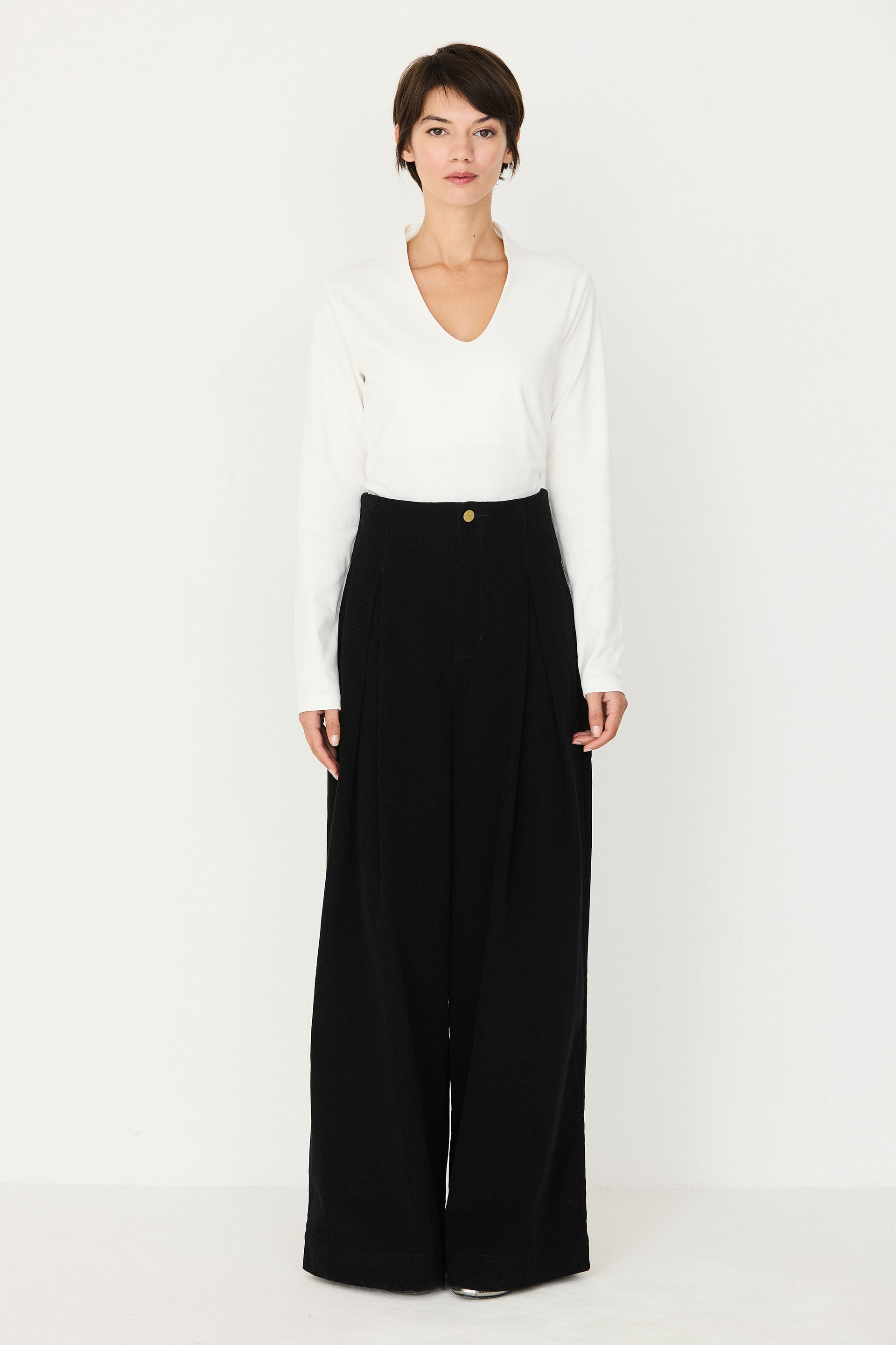 tee shirt col v  manches longues en coton bio inge  blanc skfk femme tee shirt col v inge coton bio blanc l armoire poethique 4