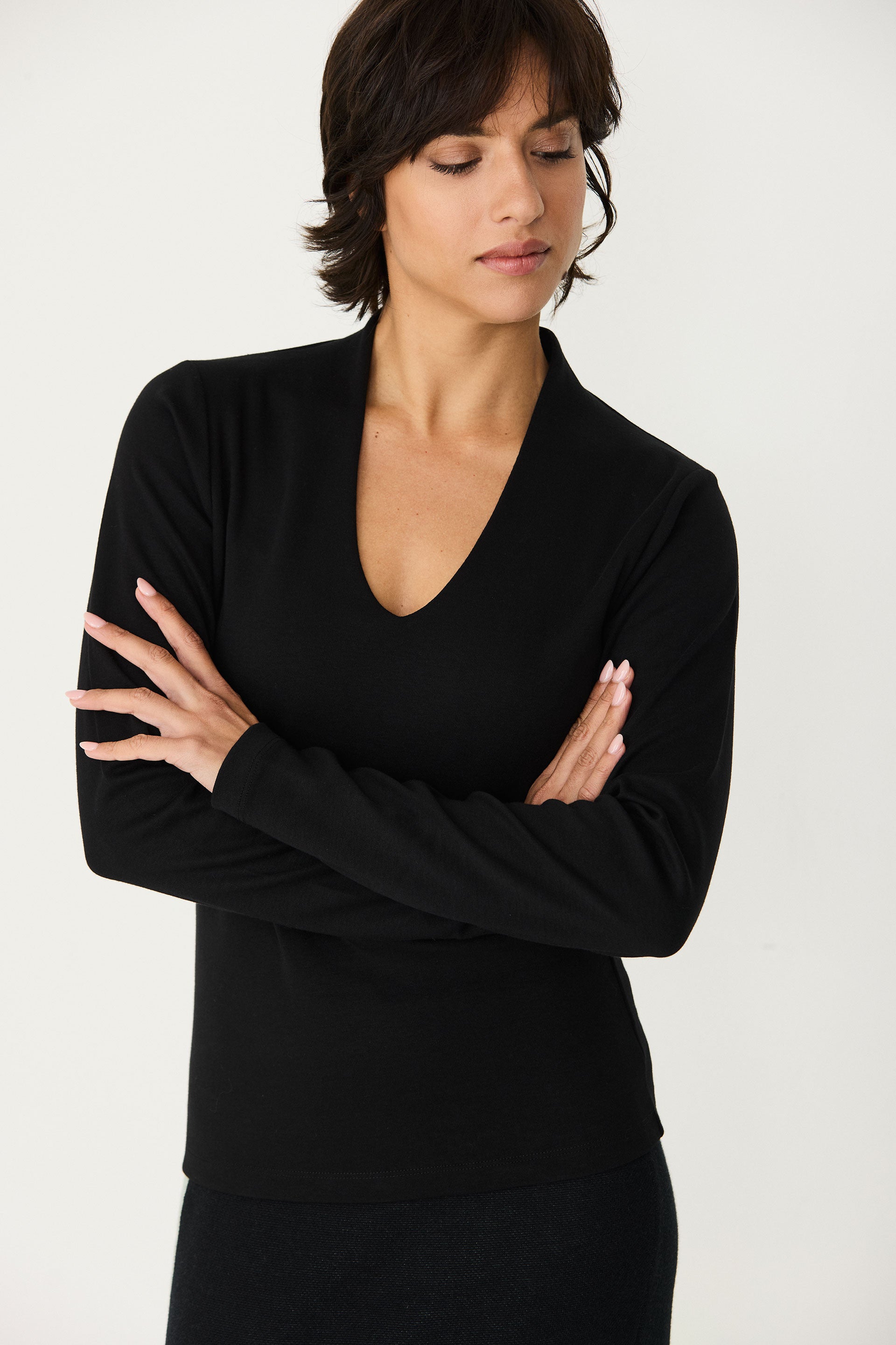 tee shirt col v  manches longues en coton bio inge  noir skfk femme tee shirt col v inge coton bio noir l armoire poethique 3
