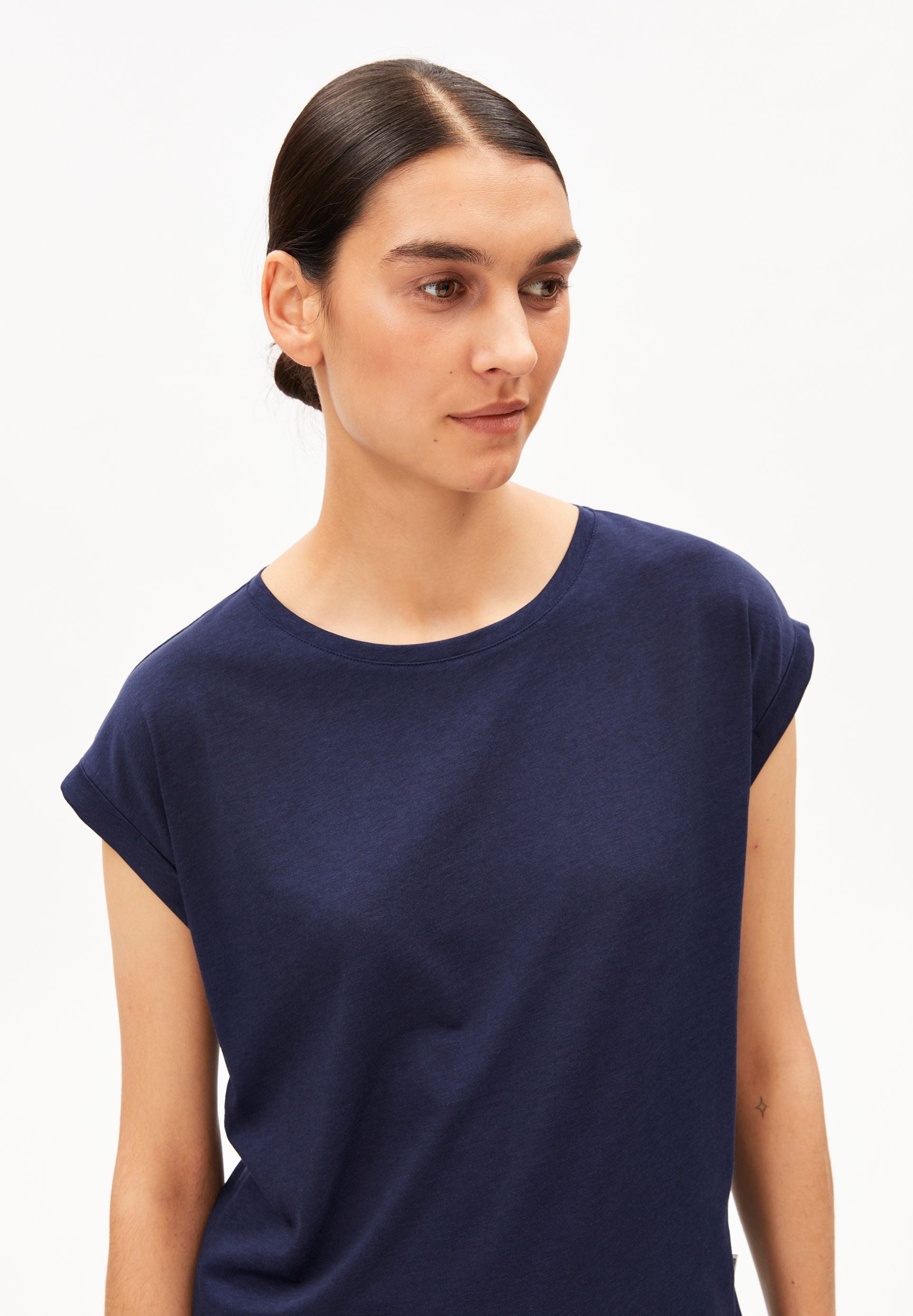 tee shirt en tencel lyocell jilaana  bleu fonc armedangels femme tee shirt jilaana tencel lyocell bleu fonc l armoire poethique 3