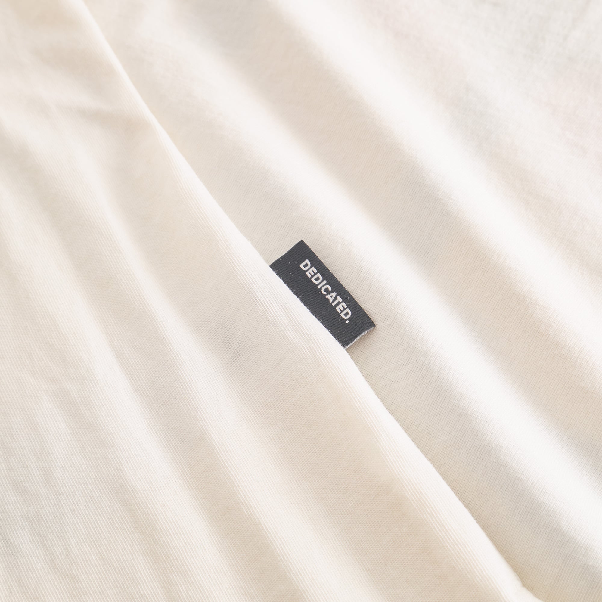 tee shirt plage et palmier en coton bio  blanc vert et rose   visby beach palm off white whisper white dedicated femme t shirt visby beach palm coton bio blanc vert rose l armoire poethique 5