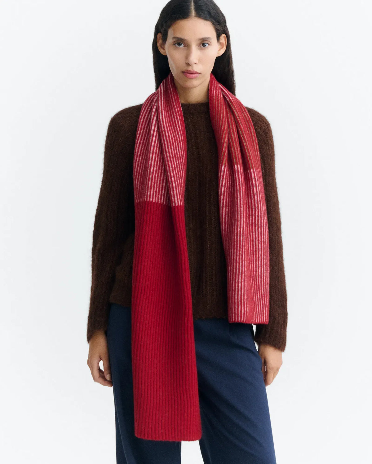 thinking mu echarpe en laine elbrus ghede rouge multicolore l armoire poethique