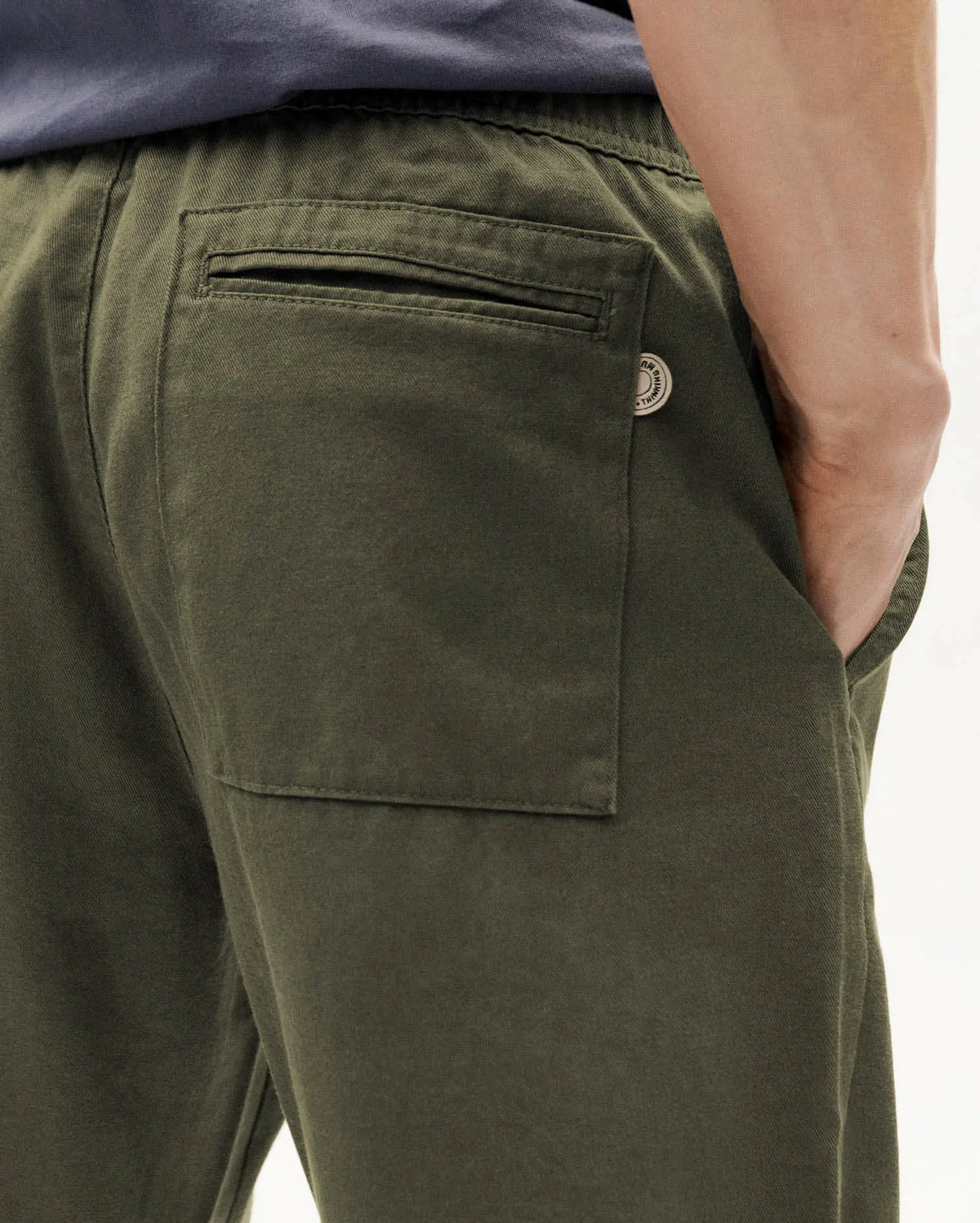 thinking mu pantalon en coton bio olive green travel vert olive l armoire poethique