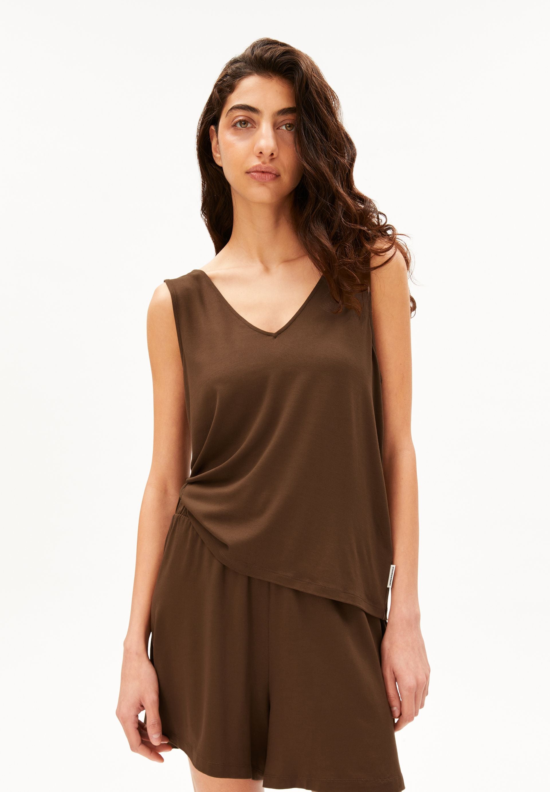 top col v en lenzing ecovero v neck jersey  kaki armedangels femme top colv jersey lenzing ecovero kaki l armoire poethique 1