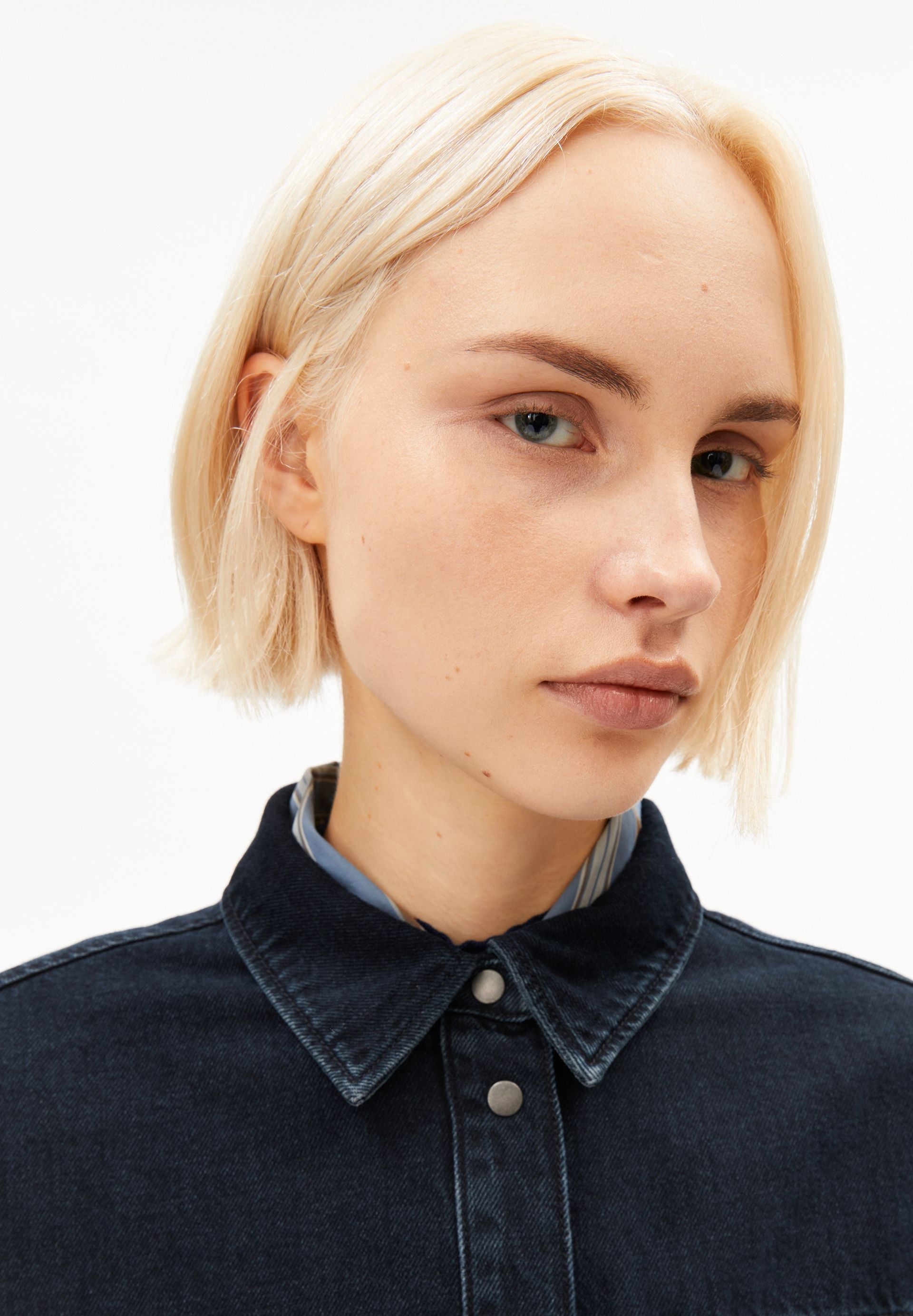 veste en denim de coton bio et coton recycl nalaani denim  bleu fonc armedangels femme veste denim nalaani coton bio coton recycl bleu fonc l armoire poethique 3
