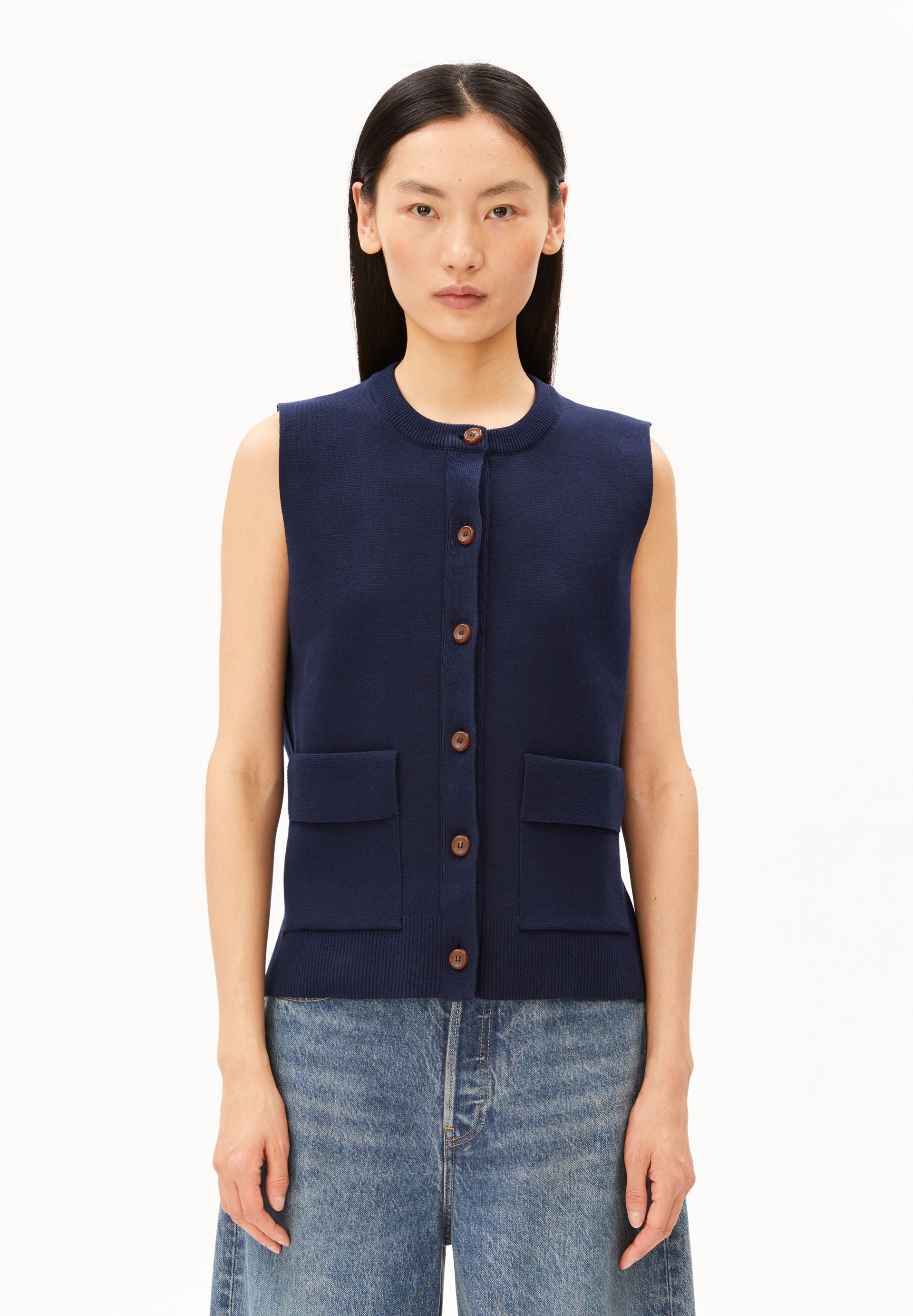 veste sans manches en coton bio compactcrew knit  bleu marine armedangels femme veste sans manches compact crew knit coton bio bleu marine l armoire poethique 1